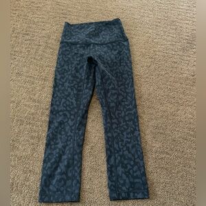 Lululemon wunder under crop high rise full on Luxtreme 21” size 2 camo deep coal